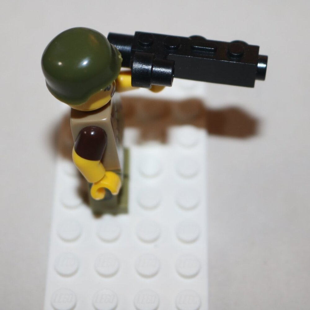 Lego Minifigure Dino Tracker With blaster and military hat - Picture 6 of 6